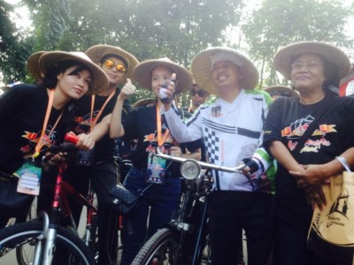 Para peserta Festival Budaya Asia Pasific 2014 melakukan city tour bersama Bupati Purwakarta, Dedi Mulyadi, Kamis (28/8/2014) 