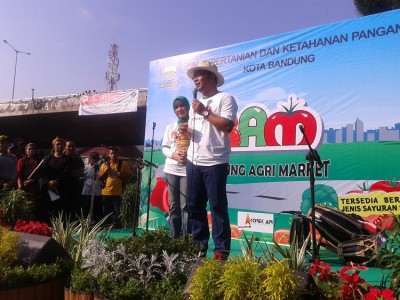 Wali Kota Bandung Ridwan Kamil memberikan sambutan dalam pembukaan Bandung Agri Market di Car Free Day Dago, Minggu (25/5). (JABARTODAY/AVILA DWIPUTRA)