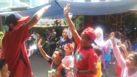 Anak-anak warga Pasir Kemiri, Cigugur Girang, Parong pong Bandung Barat tampak riang berebut untuk menjawab Kuis Kemerdekaan HUT, Senin (17/8/2015). 