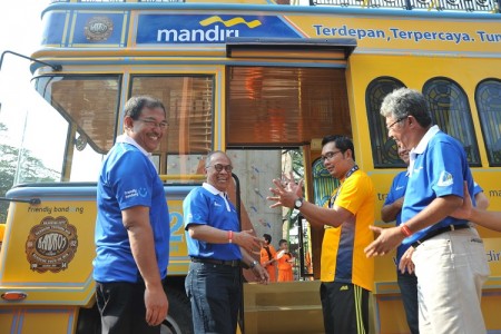 Wali Kota Bandung Ridwan Kamil (dua kanan) tengah berbincang dengan Direktur Technology and Operations Bank Mandiri Kresno Sediarsi (dua kiri), Kabiro Administrasi Pembangunan Jawa Barat M Arifin (kiri) dan Regional Manager Kanwil VI Jawa Barat Iman Gunawan (kanan) usai mencoba bus pariwisata Bandung Tour on Bus (Bandros) hibah dari Bank Mandiri  di GOR Saparua Bandung, Minggu (12/10). Bank Mandiri menyerahkan hibah 2 unit bus bandros senilai Rp 1,9 miliar dan dana CSR Rp 500 juta yang diserahkan dalam acara Mandiri Karnaval Nusantara. Acara ini khusus diselenggarakan sebagai rangkaian HUT ke-204 kota Bandung dan HUT ke-16 Bank Mandiri. (JABARTODAY/ERWIN ADRIANSYAH)