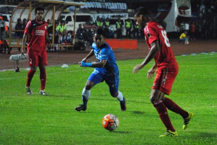 Pemain Semen Padang menaga bola dari sergapan pemain Persib Bandung, saat laga di Stadion Si Jalak Harupat, Sabtu (19/11). (istimewa for jabartoday)