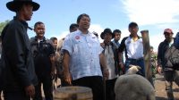 Berdialog dengan pedagang ternak di pasar Batujajar