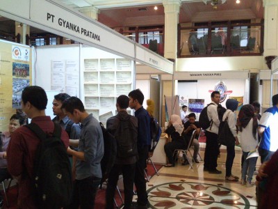 Para calon pelamar yang berkunjung di Jabar Job Fair 2014 yang diselenggarakan Politeknik Piksi Ganesha, Selasa (3/12/2014) (Jabartoday.com/Bagus Subagja)