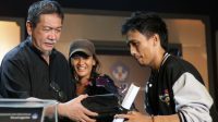 DM Serahkan Piala