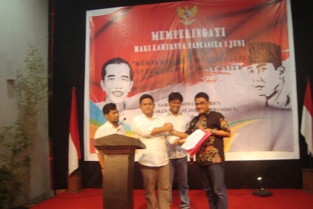 Petisi Gerakan Rakyat (Gerak) Jokowi Presiden diserahkan ke Andreas Pareira oleh Abdy Yuhana di Gedung Indonesia Menggugat, Minggu (1/6) malam. (JABARTODAY/AVILA DWIPUTRA)