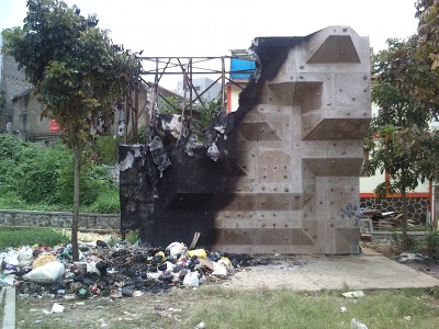 Dinding climbing milik Pemkot Cimahi, terbakar Selasa (2/12/2014) malam sekitar pukul 18.30 WIB, diduga karena tumpukan sampah yang dibakar. 