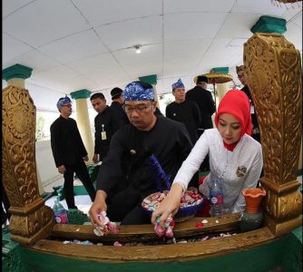 Wali Kota Bandung Ridwan Kamil bersama sang istri berziarah ke makam para pendiri Kota Bandung, Rabu (21/9).