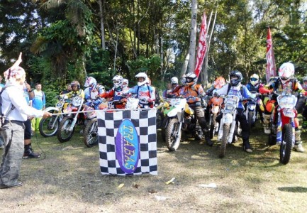 Trail Adventure Trabas Merdeka 12 di Sukabumi yang didukung oleh pabrikan ban, Corsa, Jumat (5/9). Kegiatan ini menjadi salah satu cara meningkatkan penjualan. 