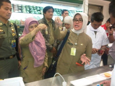 Kepala Dinas Pertanian dan Ketahanan Pagan Kota Bandung Elly Wasliah memeriksa komoditas pangan yang ada di Lotte Mart, Selasa (30/9). Inspeksi mendadak ini dilakukan untuk memberikan rasa aman masyarakat. (JABARTODAY/AVILA DWIPUTRA)