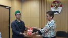 Ketua Umum HMI Cabang Bandung Ganjar Darussalam menyerahkan flyer "I Love KPK, Buang Saut Situmorang" (foto: humas hmi bandung) 