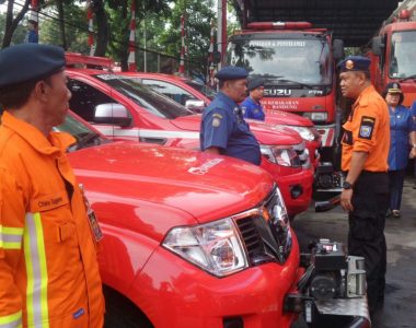 Kepala DPPK Kota Bandung Ferdi Ligaswara memeriksa kesiapan anggotanya dalam menghadapi PON, Kamis (15/9).