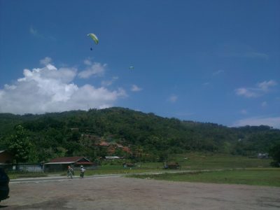 Atlet paralayang beraksi dalam pertandingan perdana di Kabupaten Sumedang, Kamis (15/9).