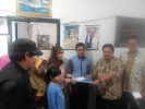 Wakl Ketua Umum IKA UPI, Prof. Dr. Aim Abdulkarim, M.Pd. menyerahkan polis santunan asuransi pendidikan dan dana santunan kepada Sarah Fatimah, istri almarhum Tatang Wiganda, Senin (26/9/2016) (Jabartoday.com)