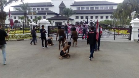 Puluhan mahasiswa menggelar aksi di depan Gedung Sate menentang pengadaan mobil dewan, Jumat (30/9). (jabartoday/avila dwiputra)