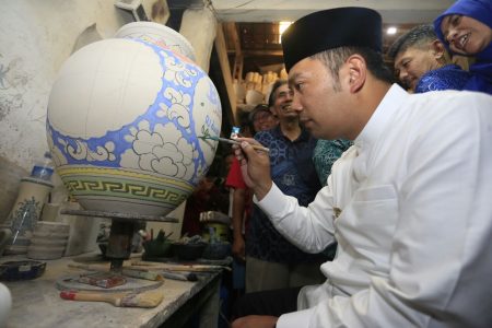 Wali Kota Bandung Ridwan Kamil mengukir di keramik saat Mapay Lembur di kawasan Kiaracondong, Sabtu (1/10). (jabartoday/avila dwiputra)