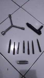Barang bukti yang disita Unit Jatanras Polrestabes Bandung dari pelaku pencurian, Senin (3/10).
