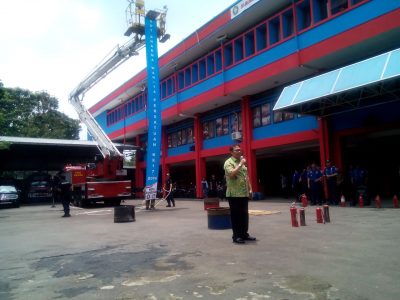 Sekda Kota Bandung Yossi Irianto memberikan sambutan dalam peringatan HUT Dharma Wanita DPPK Kota Bandung, Kamis (27/10). (jabartoday)