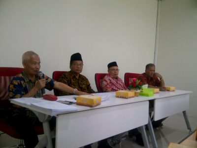 Pengurus MUI Jabar melakukan jumpa pers, Senin (31/10). Sekum MUI Jabar Rafani Akhyar (paling kiri) memberikan keterangan disaksikan Ketua Umum Rachmat Syafe'i (dua dari kiri). (jabartoday/avila dwiputra)