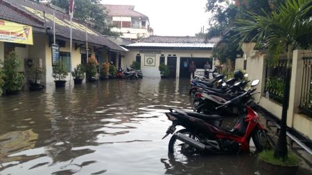 Banjir di wilayah Bojongloa Kidul, Selasa (15/11). 