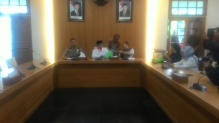 Wali Kota Bandung Ridwan Kamil merespon kejadian kejahatan jalanan, di Pendopo Kota Bandung, Jumat (18/11). (jabartoday/avila dwiputra)