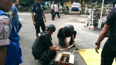 Anggota Gegana Brimob Polda Jawa Barat sedang memeriksa barang yang diduga mortir, Jumat (25/11). 