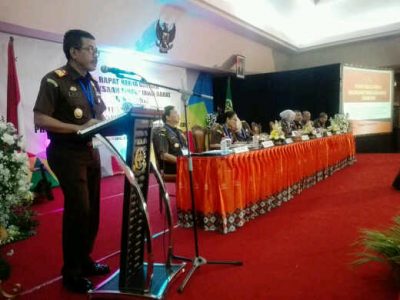 Kepala Kejaksaan Tinggi Jawa Barat Setia Untung Arimuladi memberikan sambutan dalam Rakerda Kejati Jabar 2016, Rabu (7/12). (Penkum Kejati Jabar)