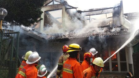 Petugas DPPK Kota Bandung memadamkan api yang melanda rumah di Jalan Kebun Jeruk, Minggu (11/12). (jabartoday/eddy koesman)