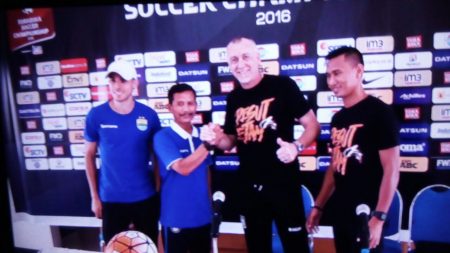 Pelatih Persib Djadjang Nurdjaman bersalam komando dengan Pelatih PBFC Dragan Djukanovic usai jumpa pers di Graha Persib, Selasa (13/12). (jabartoday/avila dwiputra)