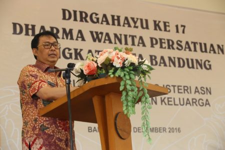 Sekda Kota Bandung Yossi Irianto memberikan sambutan pada HUT Dharma Wanita, Kamis (15/12). (istimewa for jabartoday)