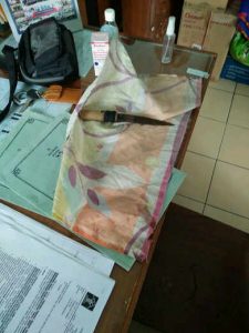 Pisau yang digunakan menusuk diamankan polisi.