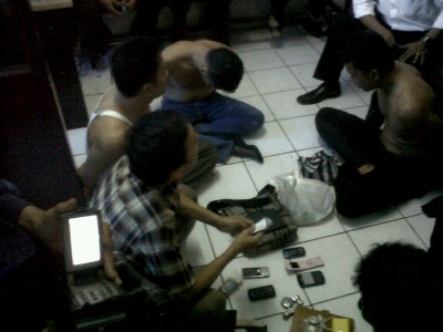 Spesialis pencuri yang mengincar wisatawan diamankan oleh Polrestabes Bandung. Mereka tertangkap tangan saat melakukan aksinya, Kamis (30/1/2014). (JABARTODAY/AVILA DWIPUTRA)