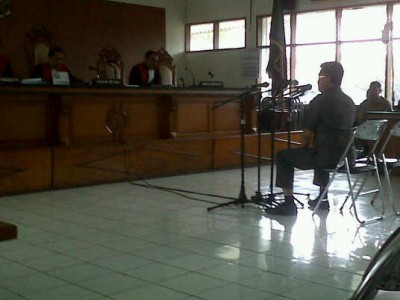 Kepala Dinas Pendidikan Jawa Barat Wahyudin Zarkasyi menjadi saksi di persidangan dugaan korupsi di Disdik Jabar di Pengadilan Tindak Pidana Korupsi Bandung, Selasa (18/2/2014). (JABARTODAY/AVILA DWIPUTRA)