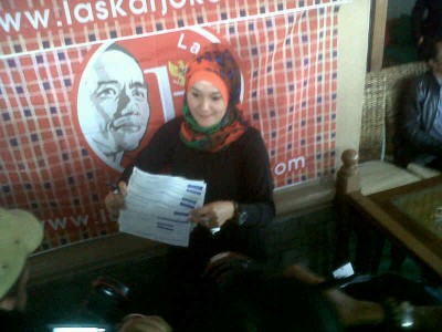 Bukti dukungan Komunitas Janda Indonesia terhadap Joko Widodo-Jusuf Kalla diperlihatkan Ketua Kojaindo, Ulfa Maria, Rabu (4/6). (JABARTODAY/AVILA DWIPUTRA) 