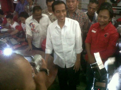 Calon presiden Joko Widodo memantau pengumpulan formulir C-1 di Jawa Barat, Sabtu (12/7). (JABARTODAY/AVILA DWIPUTRA)