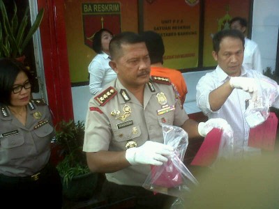 Pelaku pembakaran alumni Universitas Parahyangan dan barang bukti diperlihatkan Kepala Polrestabes Bandung Komisaris Besar Mashudi dalam ekspose di Mapolrestabes Bandung, Rabu (6/8). (JABARTODAY/AVILA DWIPUTRA)