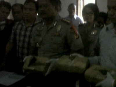Kapolrestabes Bandung, Komisaris Besar Mashudi, melakukan ekspose peredaran pil berbahaya happy five, Rabu (3/9). (JABARTODAY/AVILA DWIPUTRA)