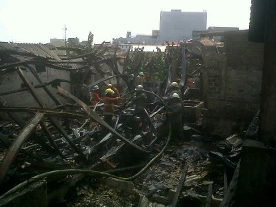 Puing-puing kios yang terbakar di Pasar Sederhana, Jumat (12/9). (JABARTODAY/AVILA DWIPUTRA)