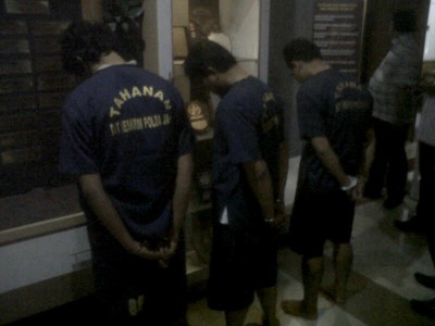Para tersangka yang mengaku anggota KPK diringkus jajaran Polres Sukabumi Kabupaten, Sabtu (13/9). (JABARTODAY/AVILA DWIPUTRA)