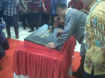 Presiden Direktur PT Honda Prospect Motor Tomoki Uchida menandatangani prasasti dalam peresmian dealer Honda Sonic, Jumat (10/10). (JABARTODAY/AVILA DWIPUTRA)