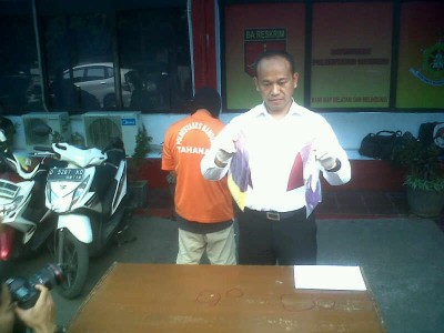 Kasatreskrim Polrestabes Bandung AKBP M.Ngajib memperlihatkan barang bukti yang digunakan pelaku pencabulan dalam ekspose di Mapolrestabes Bandung, Senin (20/10). (JABARTODAY/AVILA DWIPUTRA)