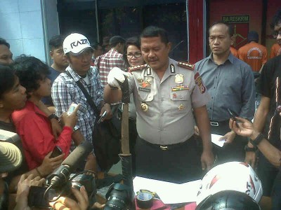 Kapolrestabes Bandung Kombes pol Mashudi memperlihatkan barang bukti yang digunakan perampok spesialis minimarket dalam ekspose di Mapolrestabes Bandung, Selasa (21/10). (JABARTODAY/AVILA DWIPUTRA)