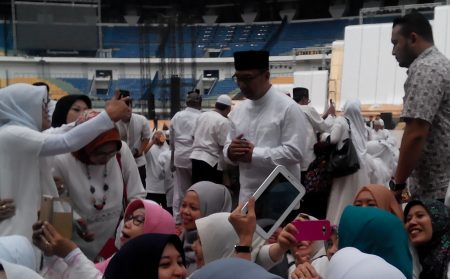 Wali Kota Bandung Ridwan Kamil disambut meriah para ibu yang menghadiri Istighosah jelang PON XIX, di Stadion GBLA, Jumat (9/9).