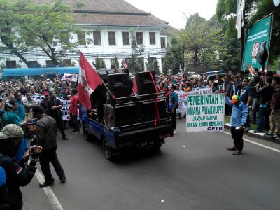 Aksi unjuk rasa yang dilakukan sopir taksi menentang keberadaan taksi daring, di Balai Kota Bandung, Rabu (2/11). (jabartoday/eddy koesman)