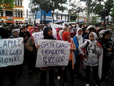 Para guru honorer berunjuk rasa menuntut turunnya dana hibah, di Balai Kota Bandung, Jumat (25/11). (jabartoday/eddy koesman)