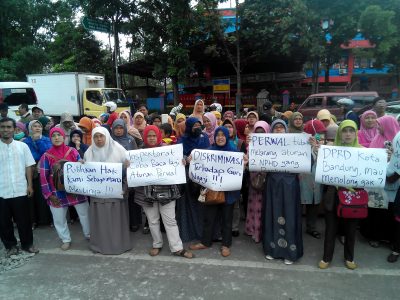 Aksi unjuk rasa para guru agama, di Gedung DPRD Kota Bandung, Senin (5/12). (jabartoday/eddy koesman)