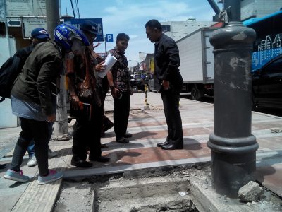 Anggota Komisi C Folmer Silalahi (kanan) mempertanyakan pengerjaan pelebaran jalan kepada pengawas konstruksi, belum lama ini. (jabartoday/eddy koesman)