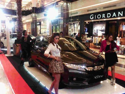 Para model berpose di depan produk baru Honda, All New City. Pada Senin (28/4), Honda resmi meluncurkan All New City khusus wilayah Jawa Barat dalam acara yang digelar di Trans Studio Mall. (JABARTODAY/AVILA DWIPUTRA)