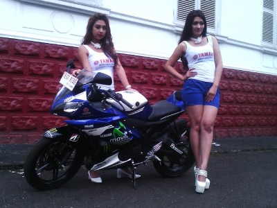 Dua model berpose di depan varian baru Yamaha, YZR-R15. Pabrikan asal Jepang ini resmi meluncurkan YZR-R15 di Bandung, Sabtu (24/5). (JABARTODAY/AVILA DWIPUTRA)