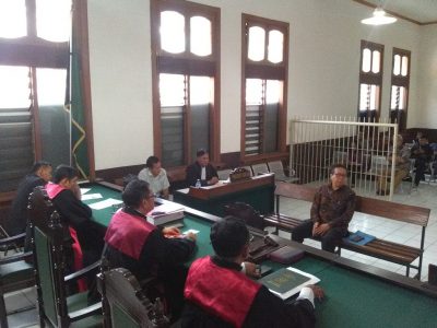 Persidangan yang melibatkan pemilik PT BPR Mutiara Artha Pratama, Tirtareksa, karena dianggap telah menghalang-halangi proses likuidasi di Pengadilan Negeri Bandung, Selasa (30/8). 
