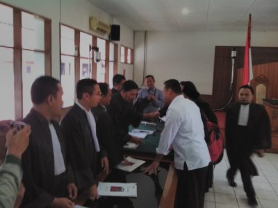 Bupati Subang nonaktif Ojang Sohandi berbincang dengan jaksa penuntut umum usai persidangan di Pengadilan Tindak Pidana Korupsi Bandung, Rabu (31/8).